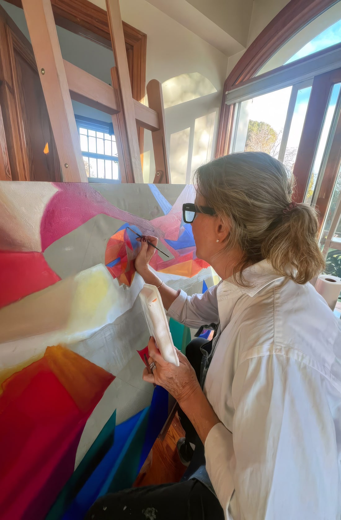 Ana María de La Torre pintando en su taller